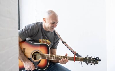 How to Use Props in Dating Profile Photos: Expert Tips that Actually Work